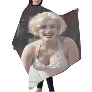 Personality  Wax Figure Of Marilyn Monroe Hair Cutting Cape