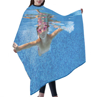 Personality  Happy Underwater Child In Swimming Pool Hair Cutting Cape