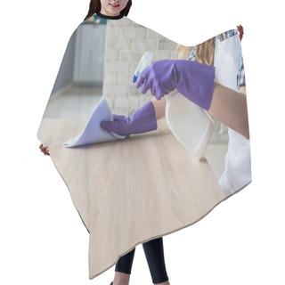 Personality  Female Hands Cleaning Table Hair Cutting Cape