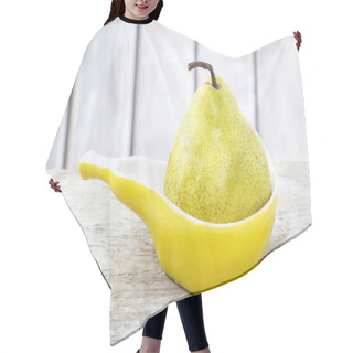 Personality  Pear In Yellow Ceramic Plate Of Pear Shape Hair Cutting Cape