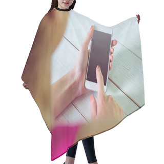 Personality  Casual Woman Using Her Smartphone Hair Cutting Cape