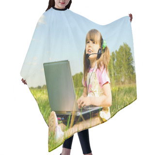 Personality  Little Girl With Computer Hair Cutting Cape