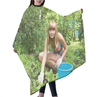 Personality  Girl On Summer Residence Hair Cutting Cape