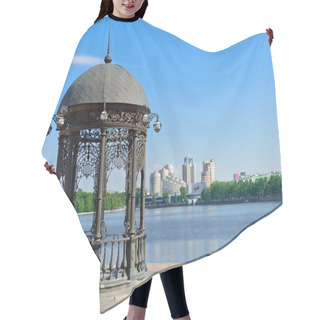 Personality  Yekaterinburg Downtown Hair Cutting Cape