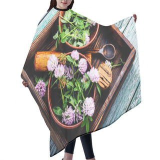 Personality  Clover In Herbal Medicine Hair Cutting Cape