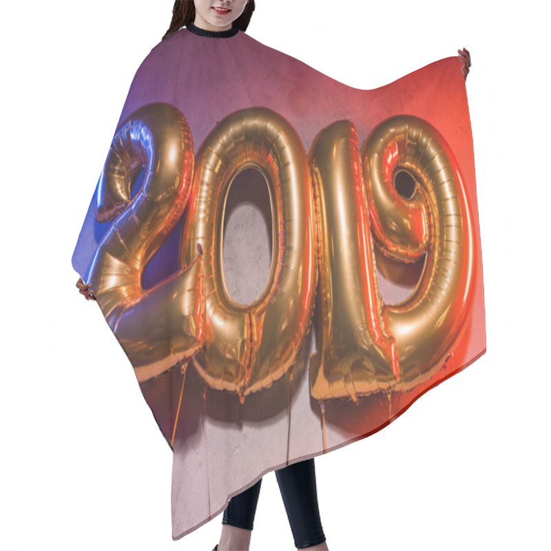 Personality  golden 2019 sign balloons with blue and red light on grey hair cutting cape