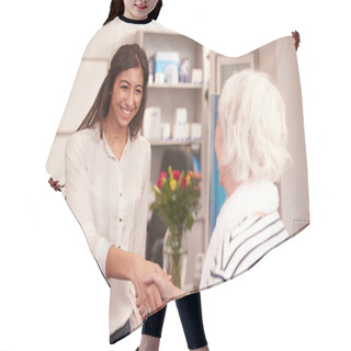Personality  Receptionist Greeting Female Patient Hair Cutting Cape