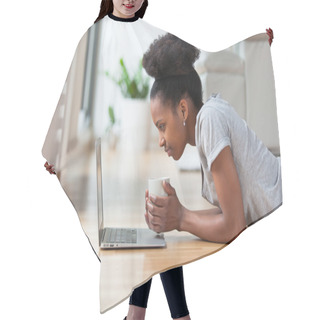 Personality  African American Woman Using A Laptop In Her Living Room - Black Hair Cutting Cape