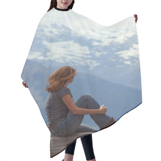Personality  Girl Looking At The Mountains Hair Cutting Cape