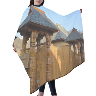 Personality  Carved Wood Gate Hair Cutting Cape