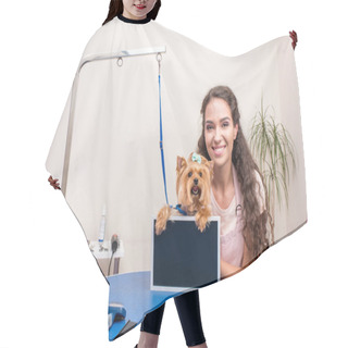 Personality  Groomer And Dog With Blank Board Hair Cutting Cape