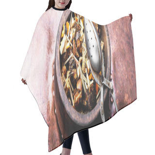 Personality  Tea Leaf In Wooden Pot Hair Cutting Cape