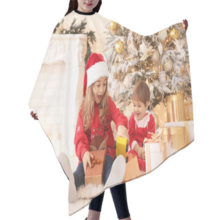 Personality  Little Children Opening Christmas Gifts At Home Hair Cutting Cape
