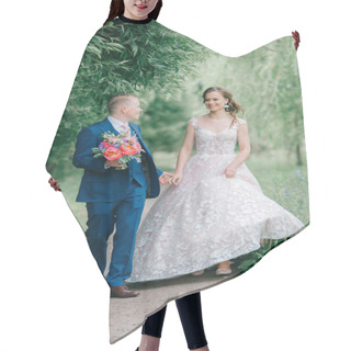 Personality  Beautiful Wedding Couple Outdoor Portrait Hair Cutting Cape
