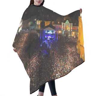 Personality  Crowds Of People Hair Cutting Cape