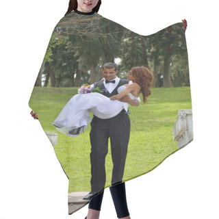 Personality  Groom Carrying Bride Hair Cutting Cape