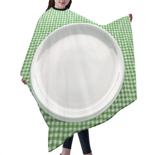 Personality  Empty Plate On Kitchen Table Hair Cutting Cape