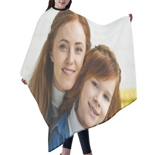 Personality  Smiling Mother Hugging Cute Little Daughter Hair Cutting Cape