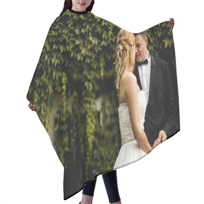 Personality  Wedding couple outdoor hair cutting cape