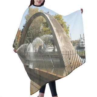 Personality  Confederation Arch Fountain Hair Cutting Cape