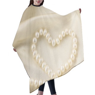 Personality  Pearl Necklace In The Shape Of Heart On Silk Fabric Hair Cutting Cape