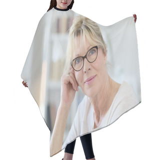 Personality  Woman Wearing Glasses Posing Hair Cutting Cape