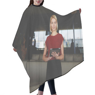 Personality  Businesswoman Holding Digital Tablet Hair Cutting Cape