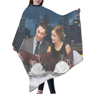 Personality  Couple On Romantic Date In Restaurant Hair Cutting Cape