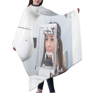Personality  Woman Having Digital Panoramic X-ray Hair Cutting Cape