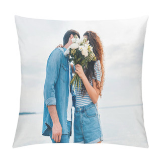 Personality  Couple Embracing And Kissing Behind The Bouquet Near Sea  Pillow Covers