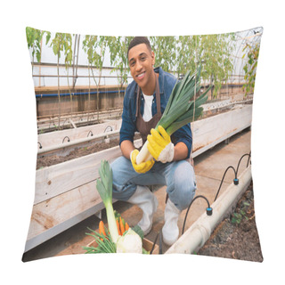 Personality  Happy African American Farmer In Gloves Holding Leek Near Vegetables And Ground In Greenhouse  Pillow Covers