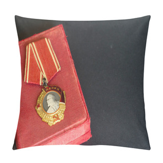 Personality  Order Of Lenin On Black Background Pillow Covers