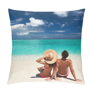 Personality  Couple On A Beach At Maldives Pillow Covers