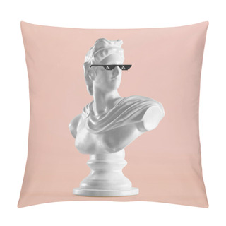 Personality  Renaissance Statue With Pixel Sunglasses On Pink Background Pillow Covers