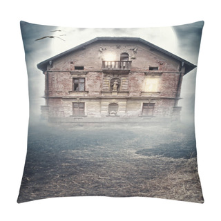 Personality  Haunted Derelict Old House. Halloween Design Pillow Covers