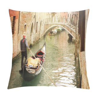 Personality  Gondola On Canal In Venice Pillow Covers