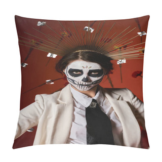Personality  Woman In Dia De Los Muertos Sugar Skull Makeup And Crown Looking At Camera On Red Floral Backdrop Pillow Covers