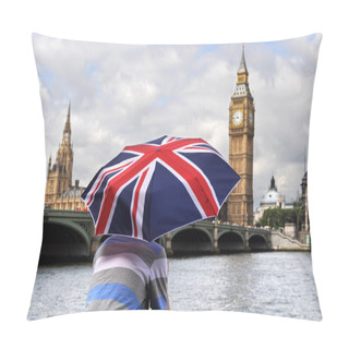 Personality  Big Ben And Tourist With British Flag Umbrella In London Pillow Covers