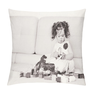 Personality  Toddler Playing With Blocks Pillow Covers