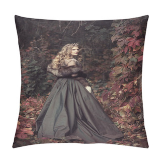 Personality  Queen In Furs In The Autumn Forest Pillow Covers