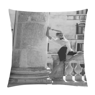 Personality  Stylish Woman Wearing Masculine Outfit Posing On A Street Of The Venice City Pillow Covers