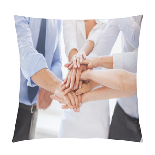 Personality  Business Team Celebrating Victory In Office Pillow Covers