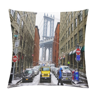 Personality  The Manhattan Bridge Is A Suspension Bridge That Crosses The East River In New York City, Connecting Lower Manhattan At Canal Street With Downtown Brooklyn. Pillow Covers