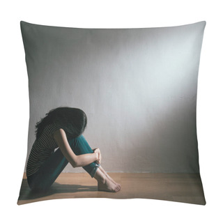 Personality  Lonely Despair Female Teenager Encounter Bullying Pillow Covers