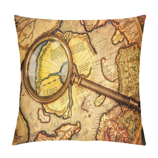Personality  Vintage Magnifying Glass Lies On The Ancient Map Of The North Po Pillow Covers