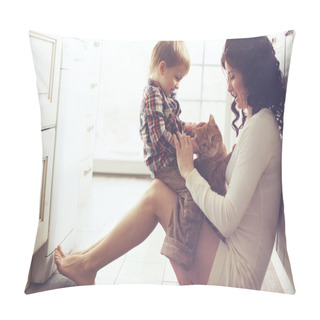 Personality  Mother And Child Playing With Cat Pillow Covers