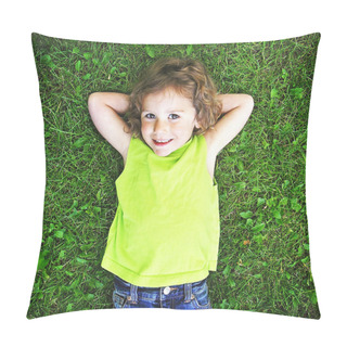 Personality  Girl Laying In The Grass Pillow Covers