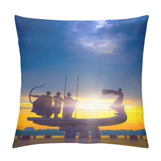 Personality  Founders Of Kiev Monument Pillow Covers