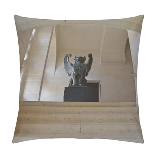 Personality  Pierrefonds Castle - Winged Lion Statue Pillow Covers