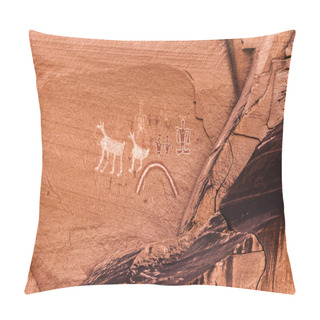 Personality  Old Painted Anasazi Petroglyphs Representing Humans And Animals On A Sandstone Cliff, Canyon De Chelly National Monument, Arizona, USA. Pillow Covers